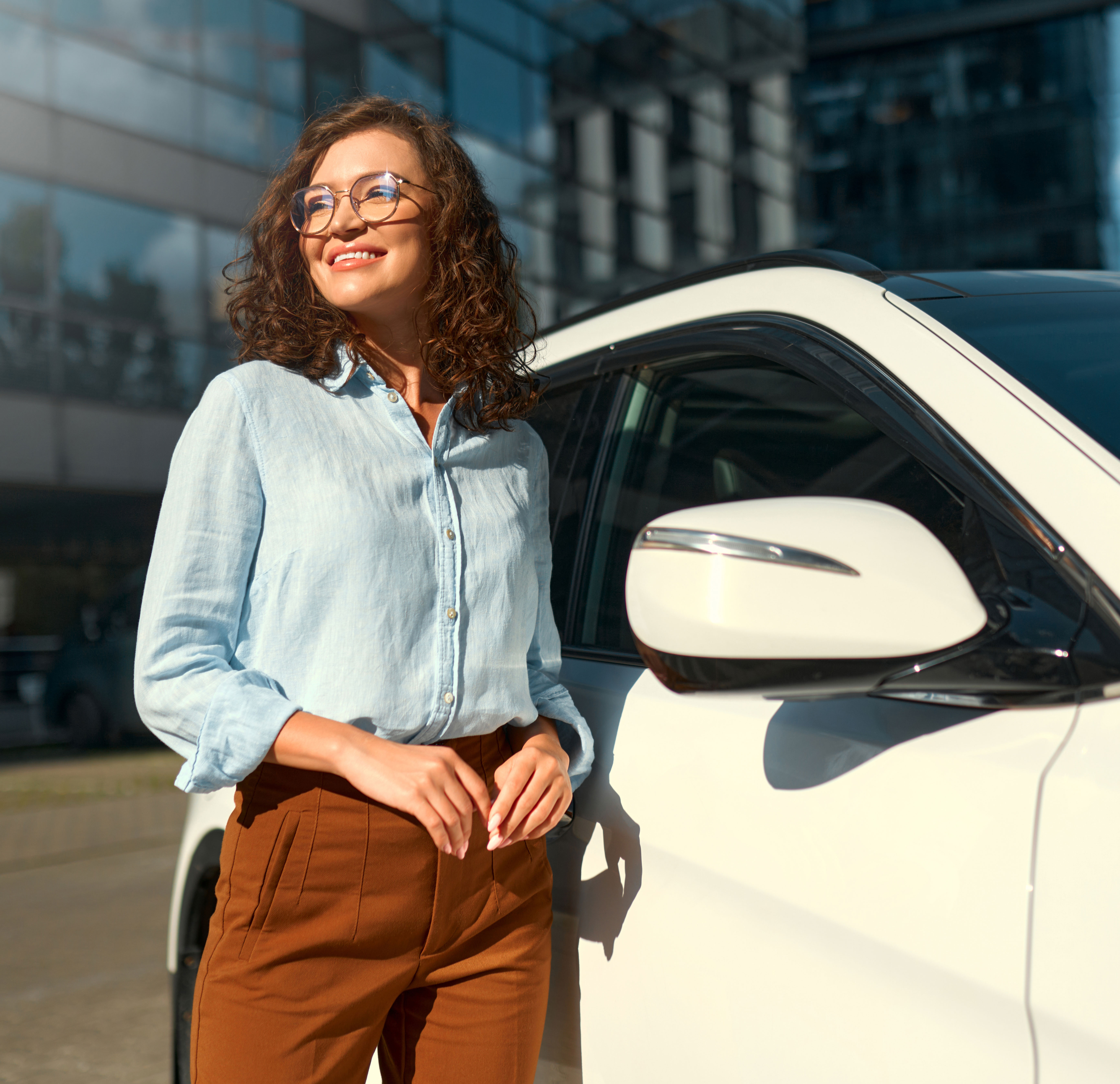 Frau steht vor einem Auto