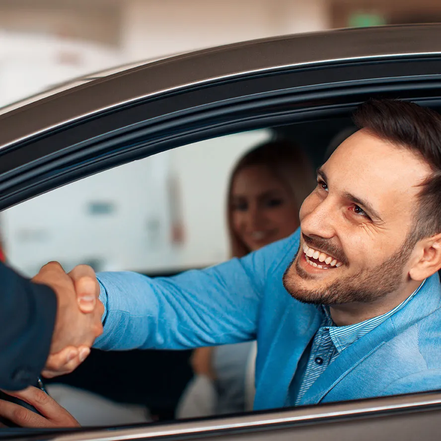 Person am Autofenster