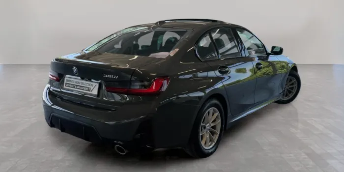 BMW 320i Limousine hinten